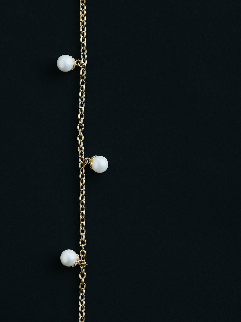 9ct yellow gold belcher bracelet with pearl drops, close up
