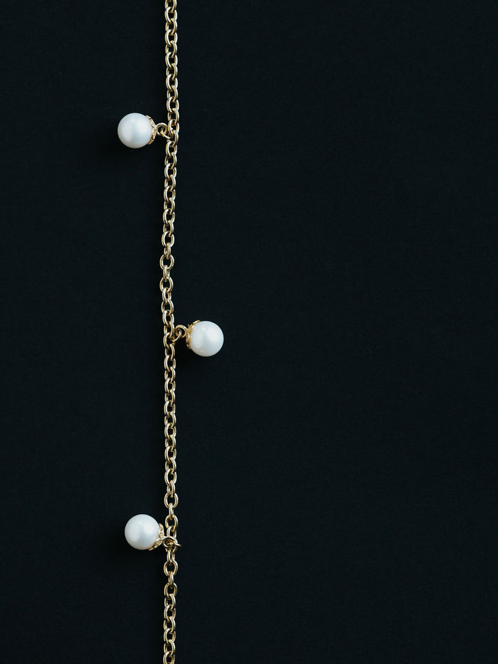 9ct yellow gold belcher bracelet with pearl drops, close up