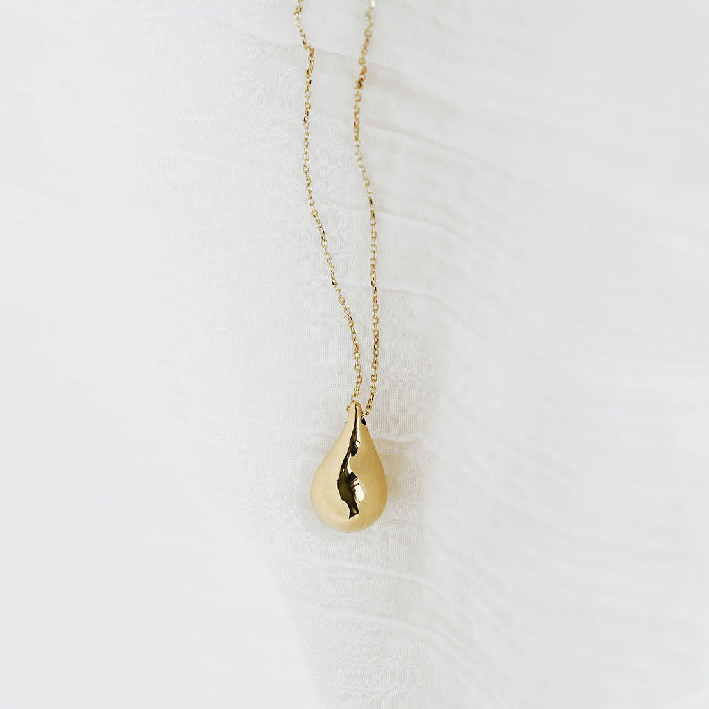 Puffed teardrop pendant necklace in 9ct yellow gold on fine chain